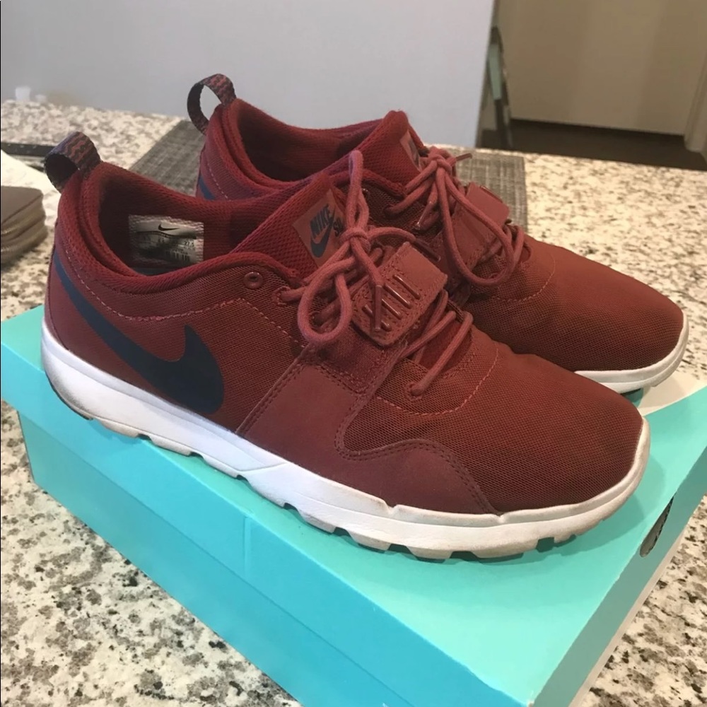 9.5 burgundy Nike Sb Trainerendor skate shoes